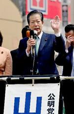 　街頭演説する公明党の山口代表＝２日、東京都豊島区