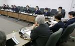 　厚労省で開かれた高額療養費制度の見直しに向けた専門委員会の初会合＝２６日午後
