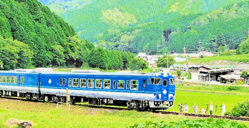 ＪＲ因美線を走る観光列車「あめつち」＝２０２２年７月３１日、智頭町横田