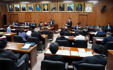 　選択的夫婦別姓制度の導入に向けた民法改正案が審議入りした衆院法務委＝３０日午前