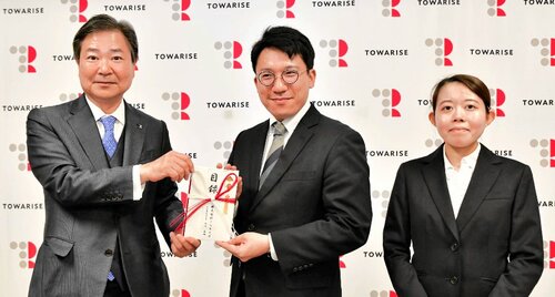 古山社長（左）から目録を受け取る島田さん（中央）と北村さん