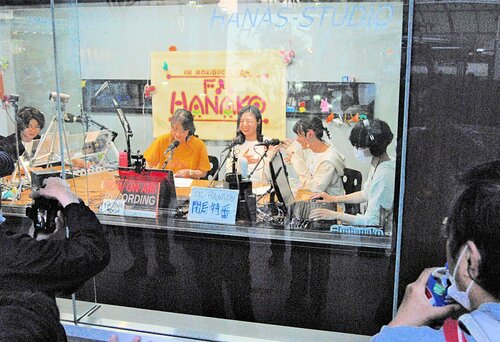 終了を１時間延長した閉局特番には各曜日のパーソナリティーが集結。スタジオ前には多くのリスナーが詰めかけた