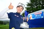 　ミネベアミツミ・レディース北海道新聞カップでツアー３勝目を挙げ、笑顔の川崎春花＝７日、北海道真駒内ＣＣ（ゲッティ＝共同）