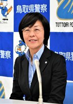 離任会見で鳥取県警での１年間を振り返る野村本部長＝２８日、鳥取県警本部