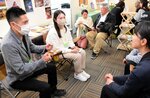 新温泉町の魅力を来場者に熱心にアピールする地域おこし協力隊員ら（左列）＝１６日、東京都千代田区の東京交通会館