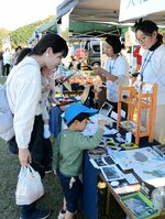 ウサギにまつわるグッズが並ぶ会場
