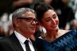　カンヌ国際映画祭に出席するモハマド・ラスロフ監督（左）ら＝２４日、フランス・カンヌ（ロイター＝共同）
