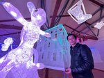 因州和紙の繊維を生かした立体作品と岡野さん＝鳥取市青谷町山根のあおや和紙工房