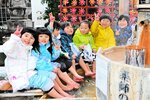 雪の中の散策で冷えた体を足湯で癒やす園児ら