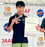 陸上の男子１５００㍍で３位入賞を果たし、笑顔を見せる大本寿以喜＝愛媛県のニンジニアスタジアム