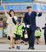 　新１年生らと横断歩道を渡る迫田裕治警視総監（右）＝７日午前、東京都台東区