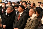 県選出自民党国会議員の話を聞く支援者ら。派閥裏金事件を受け、党改革の行方を注視する＝１０日、ＪＲ鳥取駅前のホテルニューオータニ鳥取