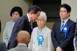 　北朝鮮による拉致被害者の帰国を求める「国民大集会」に臨む岸田首相。（奥左から）曽我ひとみさん、横田早紀江さん、被害者家族会代表の横田拓也さん＝１１日午後、東京都千代田区