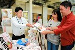 出版記念イベントで本を購入する来場者ら＝５日、倉吉市駄経寺町２丁目の県立美術館建設現場
