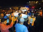 　イスラエル軍の攻撃による犠牲者の遺体を運ぶ人々＝３０日、ガザ南部ハンユニス（ゲッティ＝共同）