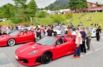 かつての牛馬市の舞台に集まったスーパーカー＝３０日、鳥取県大山町大山の大山博労座駐車場