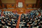 　廃棄物に含まれる資源の再利用を促す再資源化事業高度化法が可決、成立した参院本会議＝２２日午前