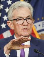 　５月、記者会見する米ＦＲＢのパウエル議長＝ワシントン（共同）