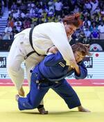 　女子７８キロ超級準決勝で攻める冨田若春（手前）＝アブダビ（国際柔道連盟提供・共同）