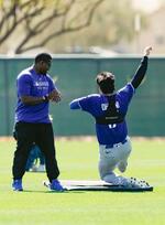 　スライディングの練習をするドジャース・大谷＝グレンデール（共同）
