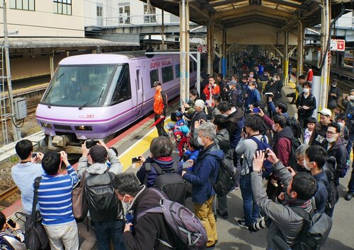 スーパーやくも色車両を見送る大勢の利用者ら＝５日、鳥取県米子市のＪＲ米子駅