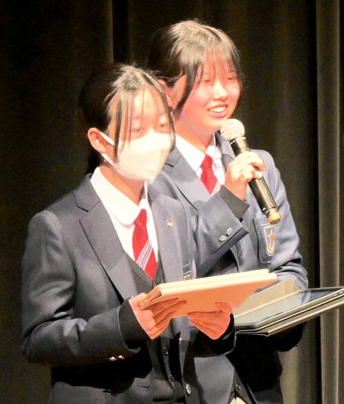 学習成果を発表する生徒ら