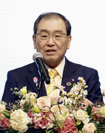　大阪・関西万博の「日本館」開館式であいさつする日本国際博覧会協会の十倉雅和会長＝２９日午後、大阪市此花区の夢洲