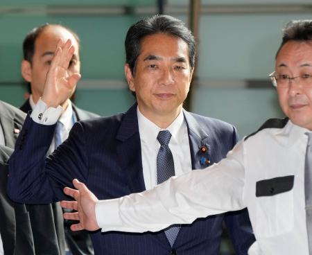　首相官邸に入る江藤農相＝２１日午前