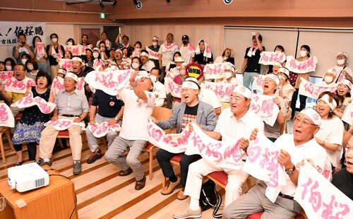 伯桜鵬関が敗れ、落胆する来場者ら＝２３日、倉吉市明治町の打吹回廊