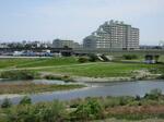 　東京都の多摩地域に位置する狛江市。多摩川が流れ、住宅地が広がる＝２０２５年５月
