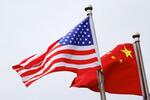　米国と中国の国旗（ロイター＝共同）