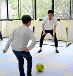 　施設に通う子どもとサッカーを楽しむ鈴木大輔選手（奥）＝４月、千葉市