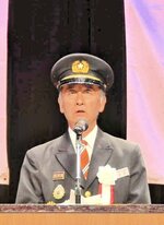 災害の複雑化や団員減少などを踏まえ訓示する宇野団長＝１３日、新温泉町湯の夢ホール