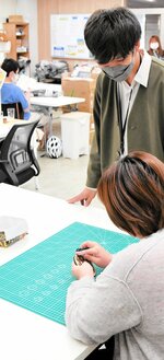利用者をサポートするみらいずのスタッフ＝２６日、米子市東福原８丁目