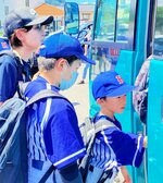 甲子園球場での阪神戦を観戦するためマイクロバスに乗り込む選手たち
