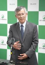 　報道陣の取材に応じる長崎晋也氏＝１４日午後、東京都港区