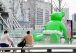 大相撲春場所を応援する力士姿のテッド・イベール