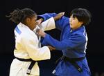 　女子５７キロ級準々決勝　フランス選手（左）と対戦する舟久保遥香＝パリ（共同）