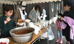 田植えの後には温かいカレーライスが振る舞われた