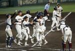 　タイブレークの末、早実にサヨナラ勝ちし喜ぶ大社ナイン＝甲子園