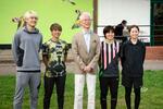 　１２日、ロンドンで開かれた壮行会に出席したサッカーのイングランド女子スーパーリーグ所属の植木理子（左から２人目）、林穂之香（右から２人目）、清水梨紗（右端）の３選手。左端はプレミアリーグ、ルートン所属の橋岡大樹選手、中央は林肇駐英大使（共同）