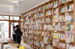 　堺市のシェア型書店「ＨＯＮＢＡＫＯ」。片側壁一面にはずらりと本が並ぶ