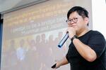 　ミャンマー・ヤンゴンで雇用代行サービス事業を紹介する高田健太さん＝２０２４年５月８日（共同）
