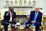 　２１日、米ホワイトハウスで南アフリカのラマポーザ大統領（左）と会談するトランプ大統領＝ワシントン（ロイター＝共同）