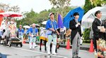 但馬牛に引かれた牛車で嫁入りを再現した花嫁行列＝２２日、新温泉町丹土の県立但馬牧場公園