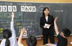 　担任を務める４年生のクラスで授業をする山形県村山市立楯岡小の鹿野真依教諭＝４月、楯岡小