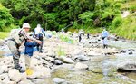 大物を狙って釣り糸を垂らす参加者＝１９日、新温泉町岸田の岸田川