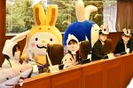 ウサギに関する各自の取り組みを紹介する参加者ら＝８日、鳥取市尚徳町のとりぎん文化会館