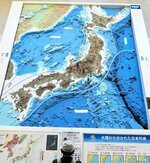 山陰海岸ジオパーク館内の日本列島のジオラマ。海溝や断層が一目で分かる立体模型