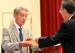 深沢市長（右）から表彰状を手渡される受章者＝１日、鳥取市富安２丁目のさざんか会館